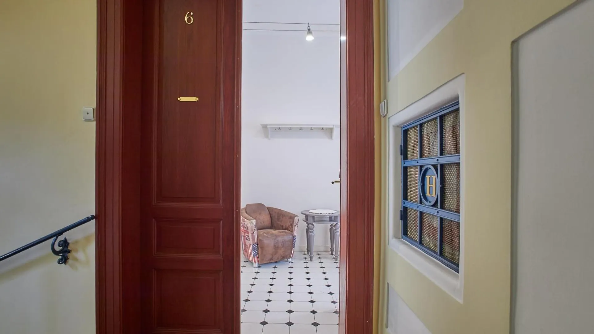 Charles Bridge Premium Residence Прага